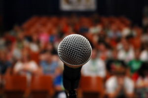 Parlare in Pubblico - microfono davanti alla folla